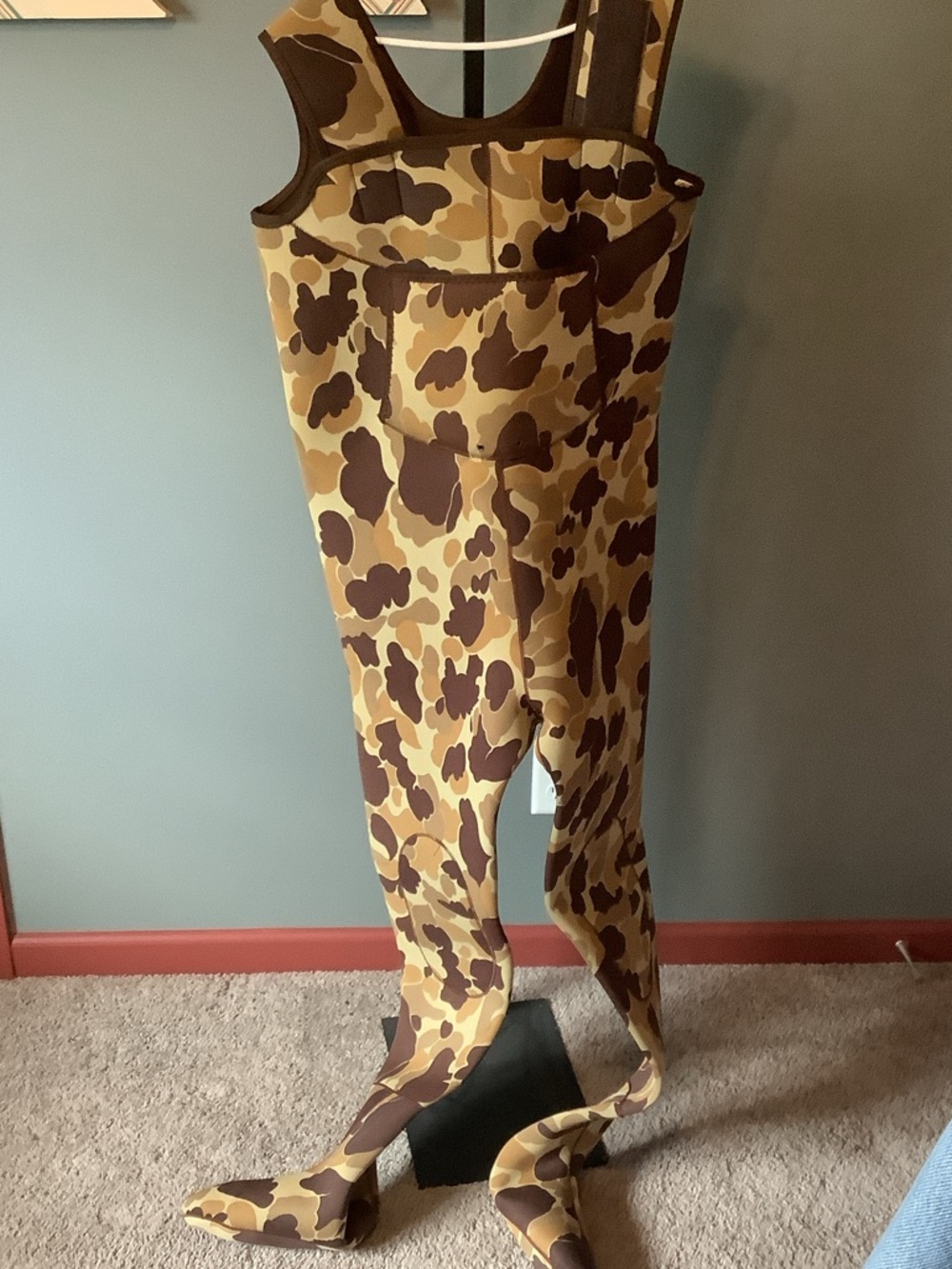 Men’s Used Fly Fishing Bibs Size Large. Good Quality and condition. Camouflage.